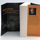 „Rostiges Grab – der neue, hochspannende Fall für Leonore Asker.“ Buchrückseite mit Infos zu Anders de la Motte.