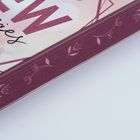 Text: „memories“. Lila Buchrücken mit floralen Mustern und pastellfarbenem Cover mit geometrischen Linien.
