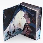 Ein geöffnetes Buch mit einer farbenfrohen Illustration zeigt stilisierte Figuren vor einem surrealen Hintergrund.