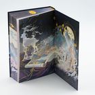 Ein kunstvoll illustriertes Buch mit einem weißen Hirsch, Bergen und einer Figur vor einem Mondhintergrund.