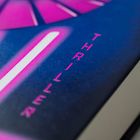 "THRILLER" steht vertikal auf einem dunklen Hintergrund, umgeben von pinken und weißen Lichteffekten.