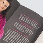 Texte legen Wert auf Wien, Berufswahl und Abenteuer. Eine Frau in pinker Kleidung blickt freundlich.