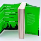 Ein grünes Buchcover zeigt Texte über Gründe für nächtliche Fluchten, Fotografie und Vergiftung; schwarze Baum-Silhouetten ergänzen.