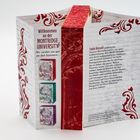 „Willkommen an der MONTRIDGE UNIVERSITY“ steht links. Daneben Text über Sadie Kincaid, britische Bestsellerautorin.