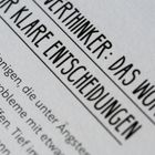Der Text lautet: "OVERTHINKER: DAS WORKBOOK." und darunter "FÜR KLARE ENTSCHEIDUNGEN." Es ist ein Ausschnitt einer Buchseite.