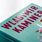 Text: „WLADIMIR KAMINER“ und ein Aufkleber „SPIEGEL Bestseller Autor“. Buchcover in türkis mit rosa Akzenten.