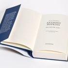 Die Autobiografie „We did ok, Kid“ von Anthony Hopkins, übersetzt von Conny Lösch. Goldmann Verlag. Buch aufgeschlagen.