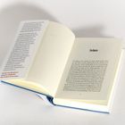 Links: „Am Ende ist es aber...“. Rechts: „Verluste“. Geöffnetes Buch auf grauem Hintergrund.