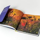 Links oben: Weißer Text auf blauem Hintergrund. Rechts: Illustration mit Vögeln auf Bäumen in einer goldenen Umgebung.