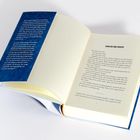 Seite: "QUALLEN UND QUALEN" - Text über eine emotionale Reise und Herausforderungen im Ozean.umschlossen von blauem Einband.