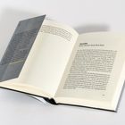 Text auf der linken Klappe: Zitat von Ruth Hoffmann. Buchseite rechts: Kapitel "Familie: Vater, Mutter, Kind, Kind, Kind".