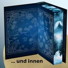 Text: "... und innen, NOCTURNA, EISBLUMEN MEER, ASTRONA." 

Illustration: Buch mit blauem Cover; Kartenmotiv und winterliche Szene.