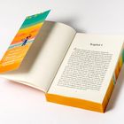 Text: Kapitel 1. Offenes Buch mit heller Innenseite, buntem Einband und Lesezeichen mit Illustrationen von Strand und Paar.