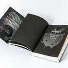 Links: "Logan Bennett". Rechts: "Kapitel 1". Darunter ein Zitat von Konfuzius. Buch mit dunklem, geheimnisvollem Design.