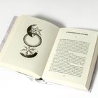 Der Text lautet "STRATEGISCHER SCHNEE". Daneben eine Illustration aus Schneeflocken und Monden auf einer Buchseite.