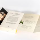 Ein Buch mit dem Titel "Die Telefonzelle am Ende der Welt". Links ist ein Porträt einer Frau, rechts Zitronenabbildung.