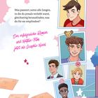 „Erfolgreiche Roman und Netflix-Film jetzt als Graphic Novel“. Illustrationen von fünf Jungen in Polaroid-Stil, bunte Umschläge.