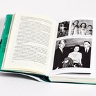 Offenes Buch mit Fotos und Texten auf Seite 64. Beschriftungen: "Die ersten Schritte", "Meine Schwestern Jean und Ann und ich, 1953".