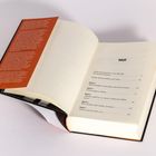 Ein aufgeschlagenes Buch. Links ein orangefarbenes Textfeld, rechts das Inhaltsverzeichnis mit Kapiteln und Seitenzahlen.