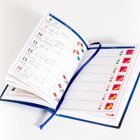 Ein aufgeschlagener Kalender mit Daten, Wetter-Icons und blauer Schleife. Links sind Datum und Wetter, rechts bunte Symbole.