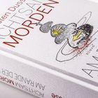 Text: "Karsten Dusse ACHTSAM MORDEN AM RANDE DER WELT". Illustration: Silbern glänzende Wolke mit Pfeilen.