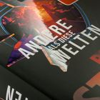 Text: "ANDERE WELTEN ALS DIESE". Grafik mit futuristischen und leuchtenden Elementen.
