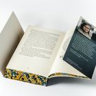 Seite mit Text, darunter Seite 542. Beiliegend eine Karte mit Text über "Emily Rah" und einem Foto. Buch mit Blumenmuster am Rand.