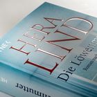 Der Titel des Buches ist "Die Löwenmütter" von Hera Lind. Auf dem Buchrücken steht "HEYNE". Der Hintergrund ist blau.