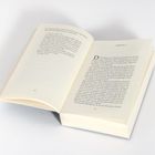 Links: Textauszug beginnt mit "Der Premierminister...". Rechts: Kapitel 4. Ein aufgeschlagenes Buch auf weißem Hintergrund.