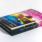 "GUILTY PLEASURE", "Thriller", "LINDA SCHIPP", "FÜNF DUNKLE GEHEIMNISSE", "EIN HOTEL OHNE REGELN". Palmen im Sonnenuntergang.