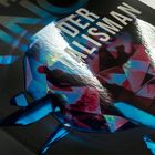 Text: "DER TALISMAN", "ROMAN". Buntes, facettiertes Juwel, das Licht reflektiert. Von einem bekannten Buchautor.