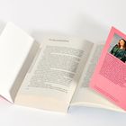 Ein aufgeschlagenes Buch zeigt den Titel „Prokrastination“. Daneben eine rosa Seite mit einem Bild und Text über Catherine Gray.