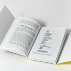 Ein geöffnetes Buch zeigt auf der linken Seite Text über "Annabelle, Chucky, Sirenhead und Saw". Auf der rechten Seite Chatnachrichten.