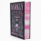 "Nicht du bestimmst das Spiel. Das Spiel bestimmt dich." "Darkly" "Marisha Pessl" Dekoratives Cover mit Sanduhrmotiv.