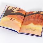 „... dann bin ich da, um still neben dir zu sitzen. Nur wir zwei, die einfach unsere Zeit und einander genießen.“  
Illustration: Zwei Figuren schwimmen unter einem Baum in orangenen Wasserfarben.