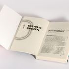 Links steht "1 TRAVEL IS BROKEN", rechts beginnt ein Abschnitt mit "Warum der große Traum vom Reisen ausgeträumt ist".