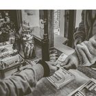 Es werden "Marlboro", "Balisto", "Bußgeld beachten" und "nur echt mit Original" gezeigt. Zwei Personen tauschen Geld aus.