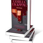 Aufschrift: "Camilla Läckberg", "Revenge", "Spiegel Bestseller Autorin", "Die Rache einer Frau ist schön und brutal". Buchcover.
