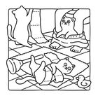 Drei Katzen spielen mit Toilettenpapier in einem Badezimmer. Eine Katze schaut aus heruntergelassener Kleidung hervor.