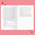 Zwei Seiten Text mit rosa Hintergrund; links ein langer erzählerischer Text, rechts ein Dialog. Herzen in den Ecken.