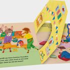 Text: "Die Erzieherin begrüßt das kleine Eselchen freundlich..." Illustration von Tieren in einer Kita-Szene mit 3D-Elementen.