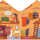 Text: "In der Gute-Nacht-Straße 3 hat das Igelkind..." Ein Igelkind spielt Verstecken in einem gemütlichen Haus mit bunten Möbeln.