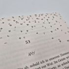 Text: "53", "AMY". Oberer Bereich mit kleinen Herzsymbolen gemustert. Darunter Buchtext auf hellem Papier.