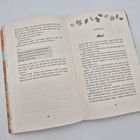 Kapitel 14: Madi. Textausschnitt beschreibt eine Nachricht und eine Szene in "Bookers Pub". Blätterillustration oben.