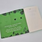 Text: „Er lachte leise. ‚Du bist ein wildes, kleines Ding, hm?‘ [...] wenn ich den Mund öffnete.“ Grüner Hintergrund, schlichtes Design.