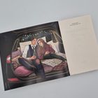 Unmasking Billionaire: Rome. Illustration eines Paares, das gemütlich im Kofferraum eines Autos sitzt.