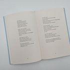 Offenes Buch mit Texten auf Englisch und Deutsch. Nummern 112 und 113 unten auf den Seiten. Heller Hintergrund.