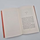 Seite eines Buches offen: Kapitel 7, Titel "Der Brand", Schauplatz "Kairo". Text beschreibt familiäre Herausforderungen.