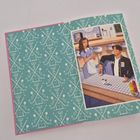 Illustration: Eine Frau in Schürze bedient einen Mann in Jacke an einem Tisch mit kariertem Tischtuch.