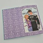 "Briar University" ist auf einem Trikot zu lesen. Illustration zeigt ein Paar in Sportbekleidung vor einem sportlichen Hintergrund.